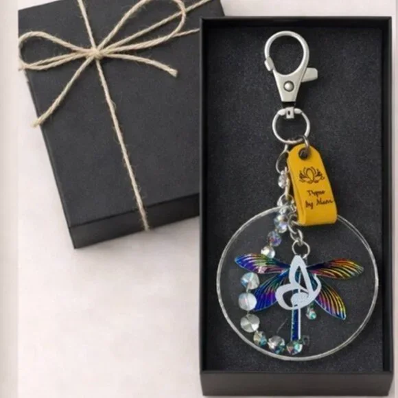 Proud Mom Keychain – Dragonfly Charm – Adjustable Beaded Bracelet – 7" - Picture 4 of 5